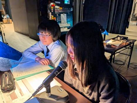 人, 若い, 持つ, テーブル が含まれている画像 AI 生成コンテンツは誤りを含む可能性があります。