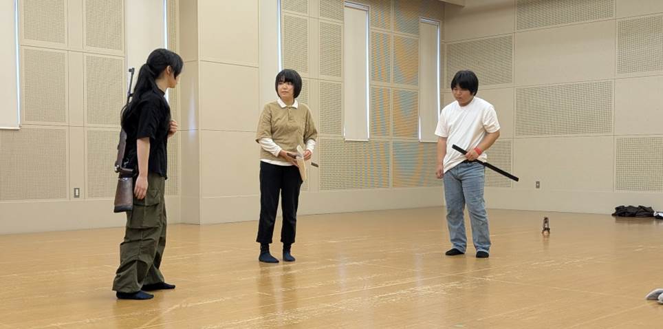 屋内, 人, 建物, 空港 が含まれている画像 AI 生成コンテンツは誤りを含む可能性があります。