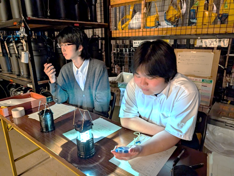 人, 屋内, テーブル, 座る が含まれている画像  AI 生成コンテンツは誤りを含む可能性があります。