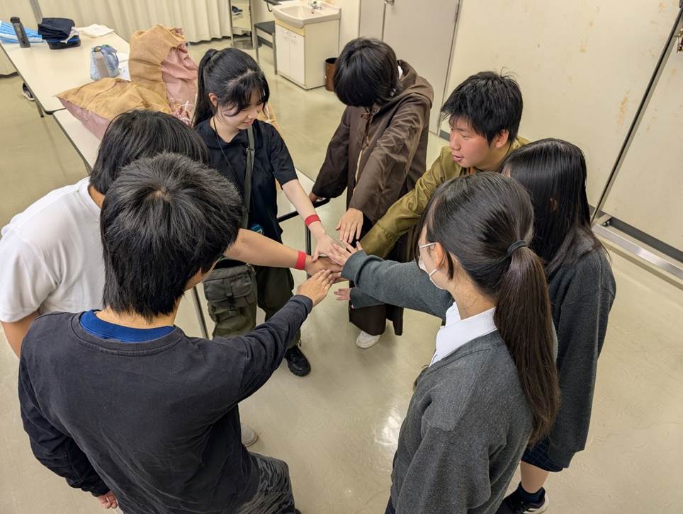 人, 子供, 少年, 若い が含まれている画像 AI 生成コンテンツは誤りを含む可能性があります。