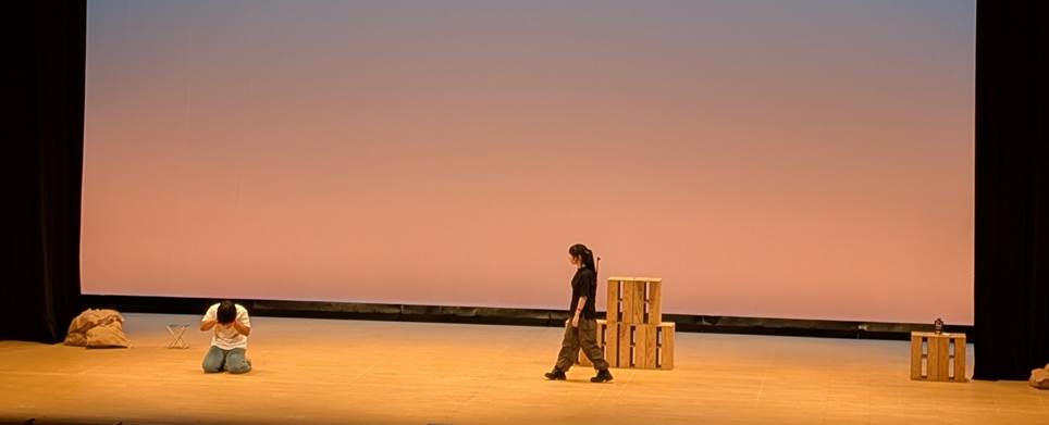 夕日と海 AI 生成コンテンツは誤りを含む可能性があります。