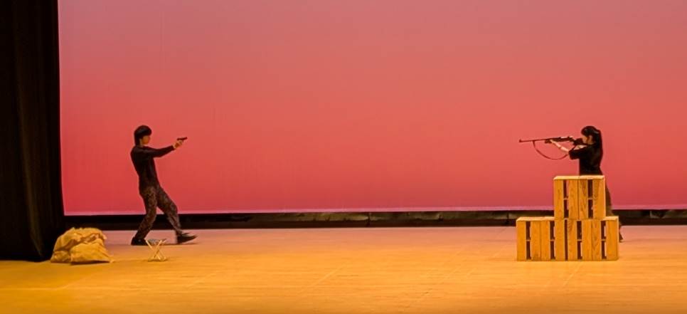 屋内, テーブル, モニター, 座る が含まれている画像 AI 生成コンテンツは誤りを含む可能性があります。