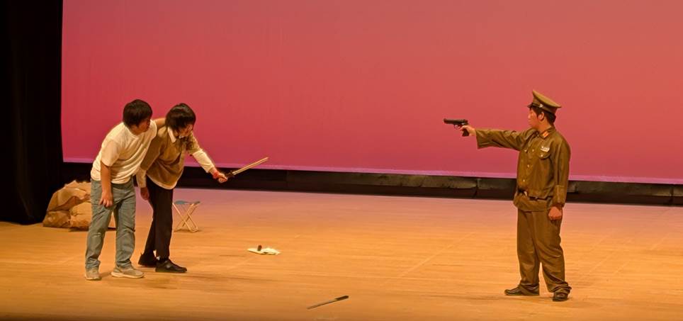 男, 水, 立つ, ウォーキング が含まれている画像 AI 生成コンテンツは誤りを含む可能性があります。