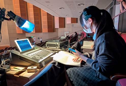 屋内, コンピュータ, ノートパソコン, 男 が含まれている画像  AI 生成コンテンツは誤りを含む可能性があります。