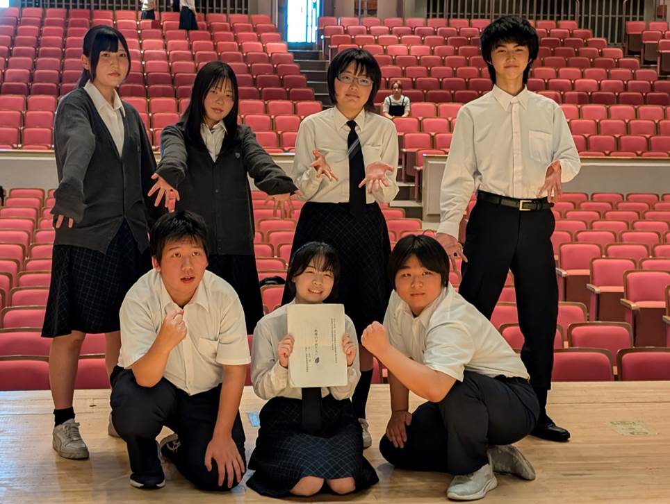 ポーズをとる男女のグループ  AI 生成コンテンツは誤りを含む可能性があります。