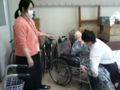 ベッドから車椅子へ移動